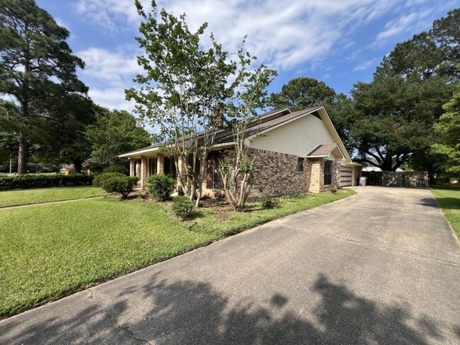 Foto del edificio - Spacious 4BR Brick Home with Office, Fireplace & Fenced Yard in Parkwood Terrace