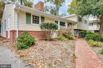 Building Photo - 318 Hollyberry Rd