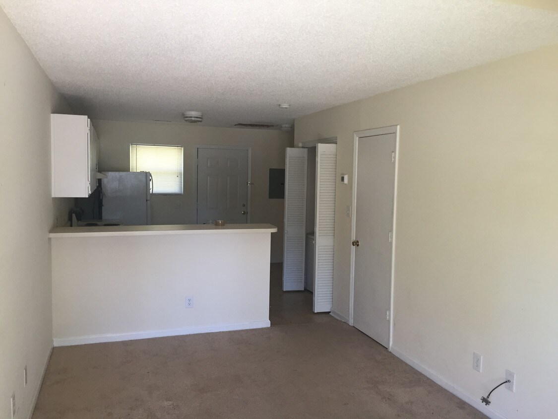 Open floor plan on main floor. - 1375 Flintwood Dr