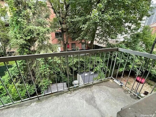 Foto del edificio - 76-16 Grand Central Pkwy