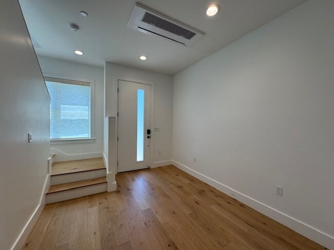 Building Photo - Gorgeous Trig-level townhome with ROOF TOP...