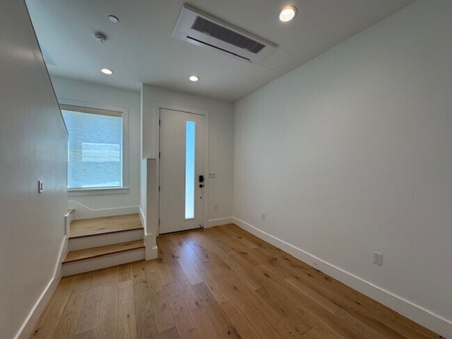 Foto del edificio - Gorgeous Trig-level townhome with ROOF TOP...