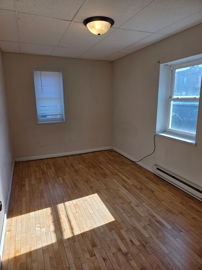 Building Photo - 528 Broadway St