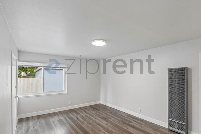 Building Photo - Unit