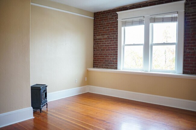 Foto del edificio - Beautiful 1-Bed in Fantastic Location Read...