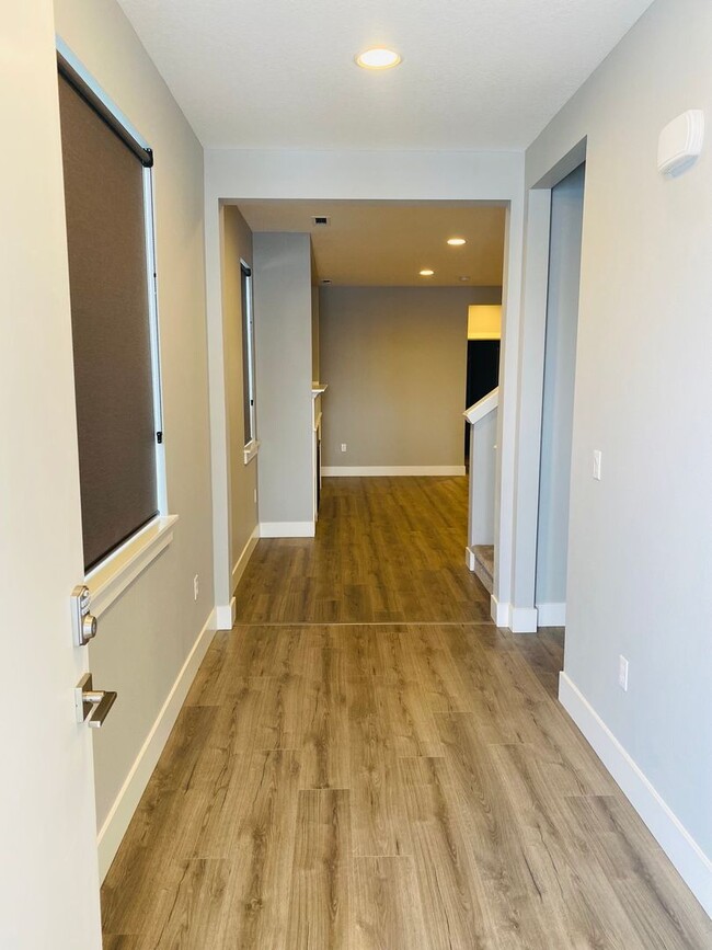 Building Photo - Gorgeous Newer Home!