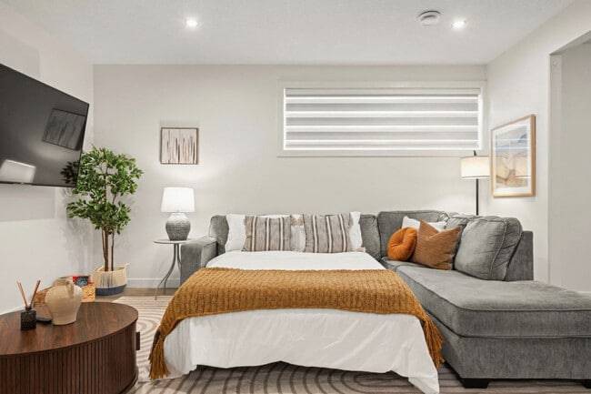 Building Photo - 659 Fraser Vista Northwest