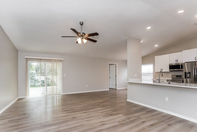 Building Photo - 12873 Pineway Dr
