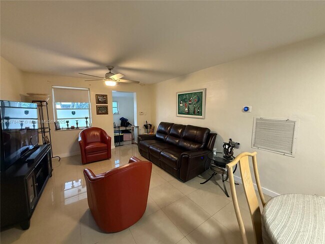 Foto del edificio - 710 NE 58th Ct