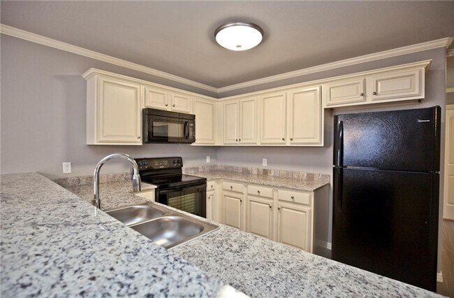 Foto del edificio - 4 Bed 4.5 Bath Townhouse just mins away from the University!