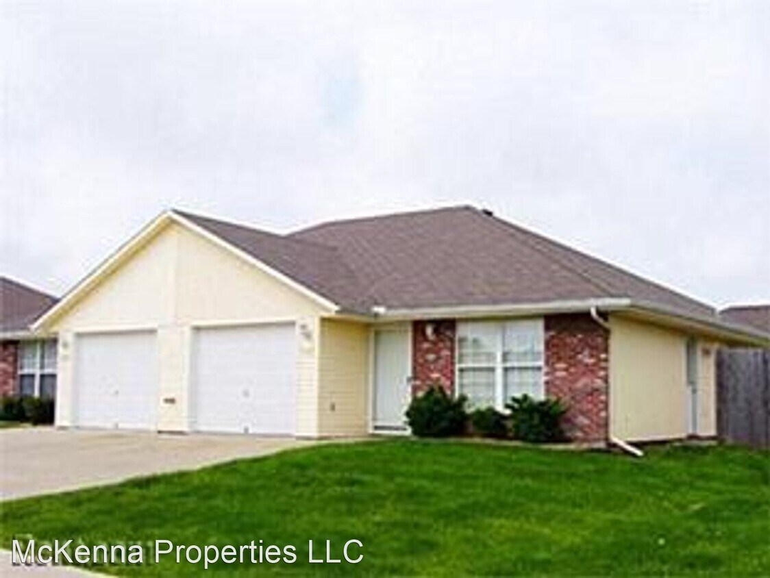 1005 Christie Ln, Grain Valley, MO 64029 House Rental in Grain Valley