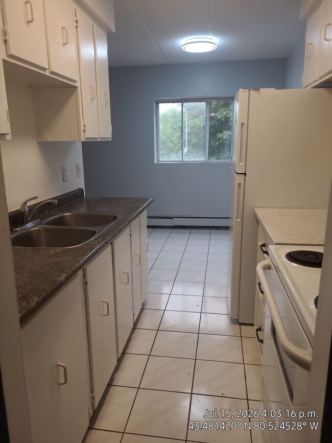 Photo du bâtiment - SPACIOUS ONE BEDROOM WITH BALCONY-WATERLOO ON