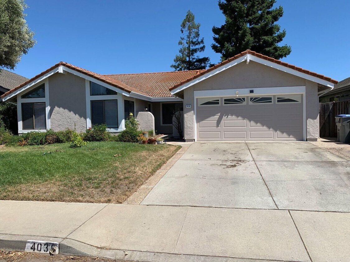 Foto principal - One story 4 bedroom home