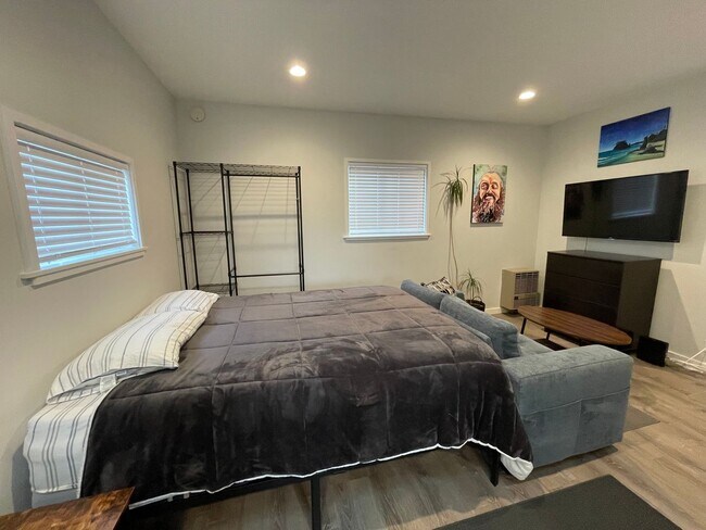 Foto del edificio - Remodeled Furnished Studio, Conveniently l...