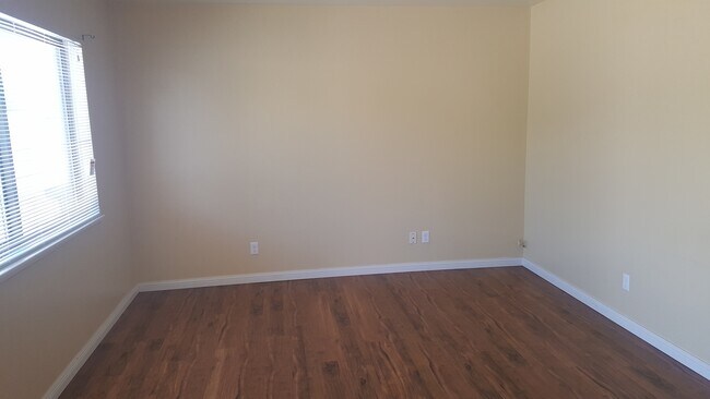 Foto del edificio - 3 Bedroom, 1 Bathroom Twin Home Close to P...