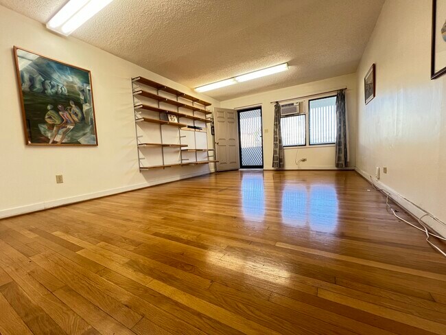 Amplia sala de estar - 1014 Kapahulu Ave