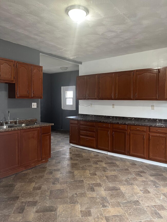 Building Photo - 2989 E 61st St