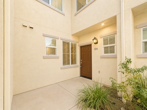Building Photo - 15325 Oak Tree Dr