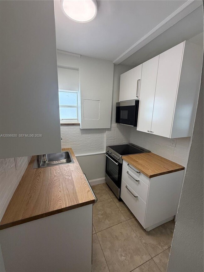 Foto del edificio - 2816 Pine Tree Dr