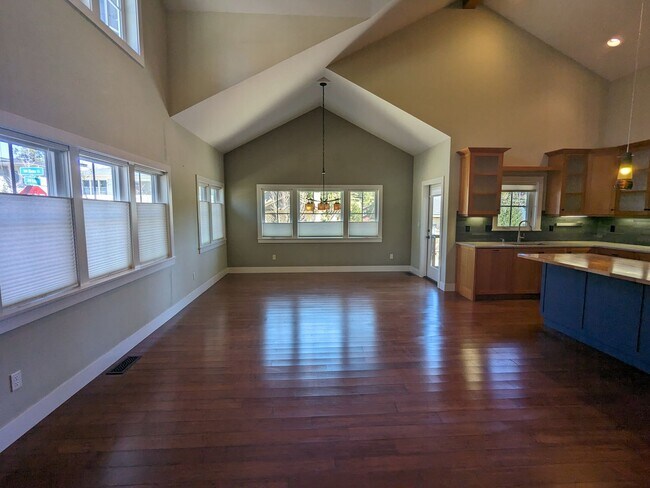 Foto del edificio - Gorgeous 3x2 in NW Bend w/ a double-car garage and island kitchen