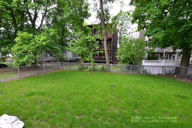 Building Photo - 10 Beechcroft St
