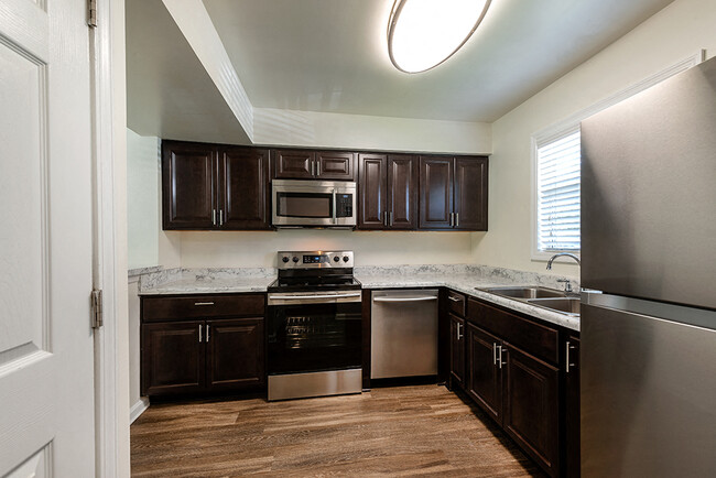 Cocina con electrodomésticos de acero inoxidable - Fords Pointe Apartments and Townhomes