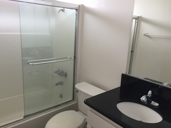 Foto del edificio - 1808 Mackay Ln