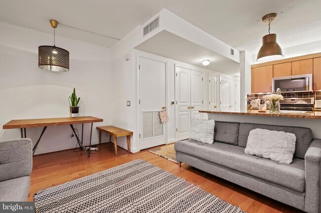 Foto del edificio - 616 E Street NW Unit 1007