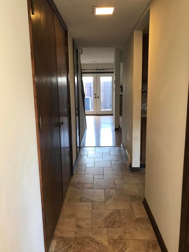 Foto del edificio - 2208 Bushnell Dr