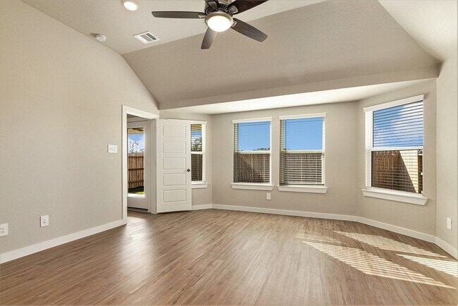 Foto del edificio - 672 Roaring Fls Dr