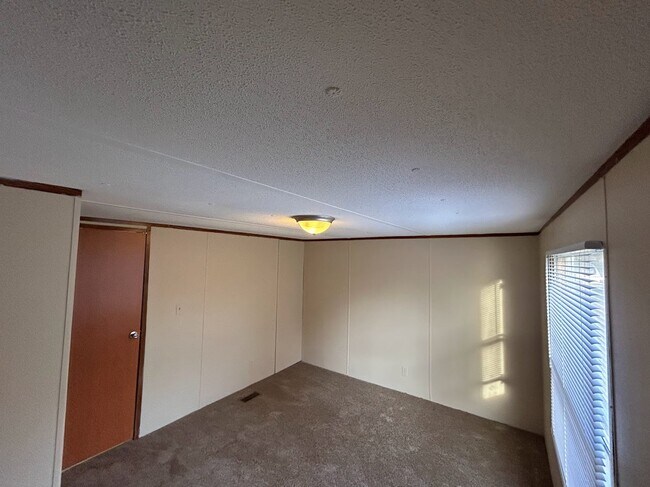 Building Photo - 273 Deer Run Dr