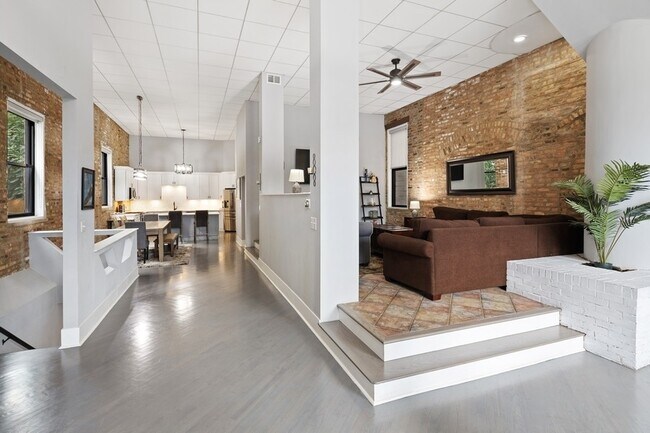 Foto del edificio - 1346 W Augusta Blvd