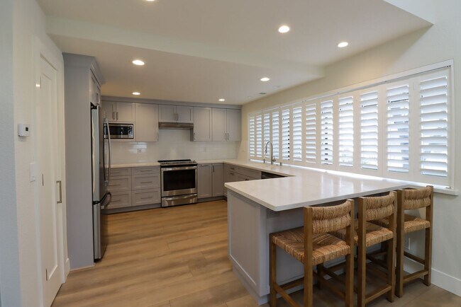 Foto del edificio - FULLY RENOVATED 3 BEDROOM, 2 BATHROOM TOWN...