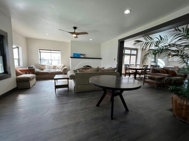 Foto del edificio - 345 N Van Ness Ave