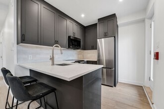 Building Photo - 887 Somerset St W