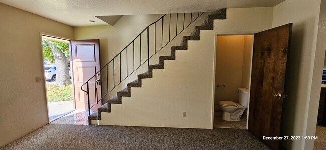 Building Photo - Large Two Story Apartment with Detached On...