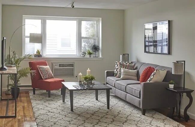 Building Photo - 104 Trowbridge St