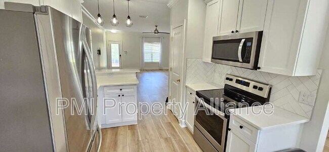 Building Photo - 945 N Fern Creek Ave