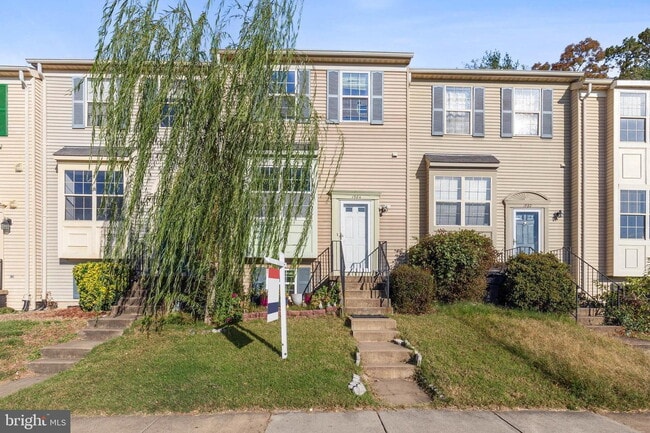 Amazing Opportunity to RENT This beautiful updated 3 levels TH. 3 beds and 3 .5 baths. - Amazing Opportunity to RENT This beautiful updated 3 levels TH. 3 beds and 3 .5 baths. Apartment