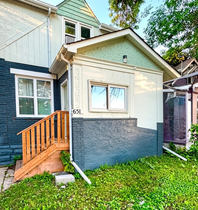 Building Photo - 651 Flora Ave