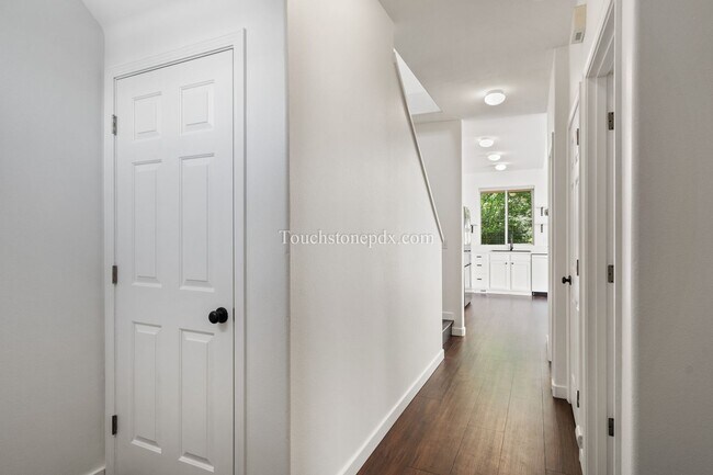 Building Photo - Updated 2 Bed/2 Bath Home in Private Gated Community!