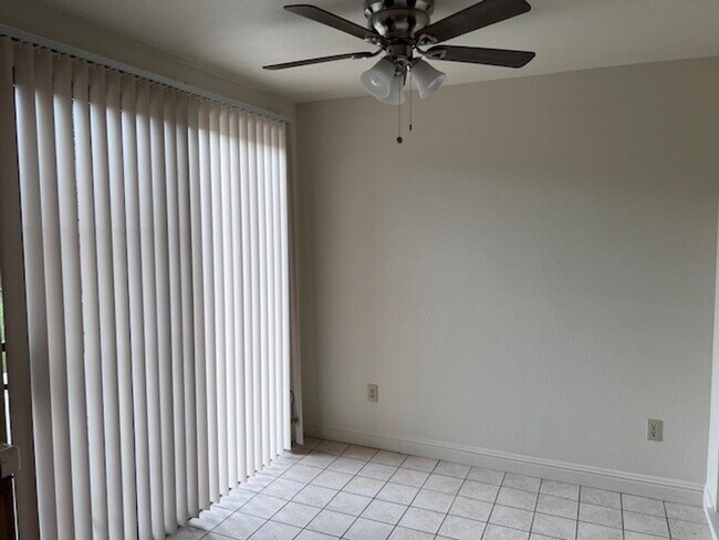 Foto del edificio - Spacious Greenhaven duplex with fresh paint, new laminate floors and vaulted ceilings.