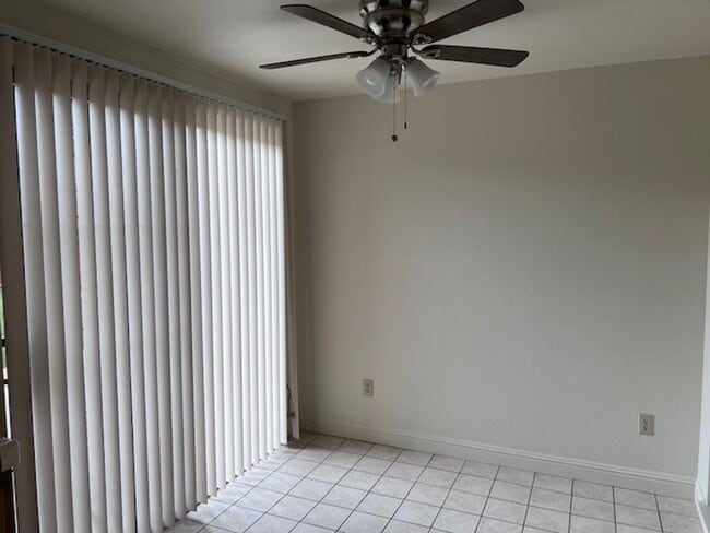 Building Photo - Spacious Greenhaven duplex with fresh paint, new laminate floors and vaulted ceilings.