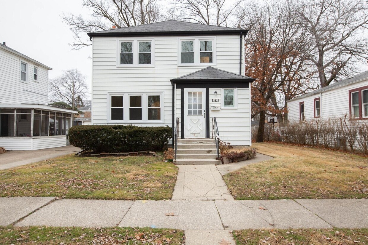 Foto principal - Charming 4BR House in Evergreen Park