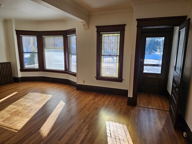 Foto del edificio - 1902 E Newberry Blvd