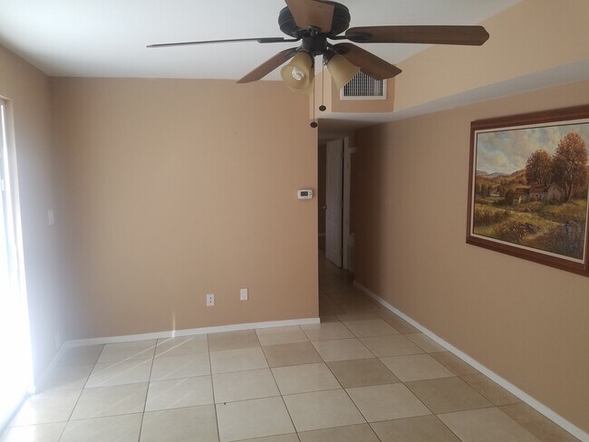 Sala de estar - 213 N Helena St