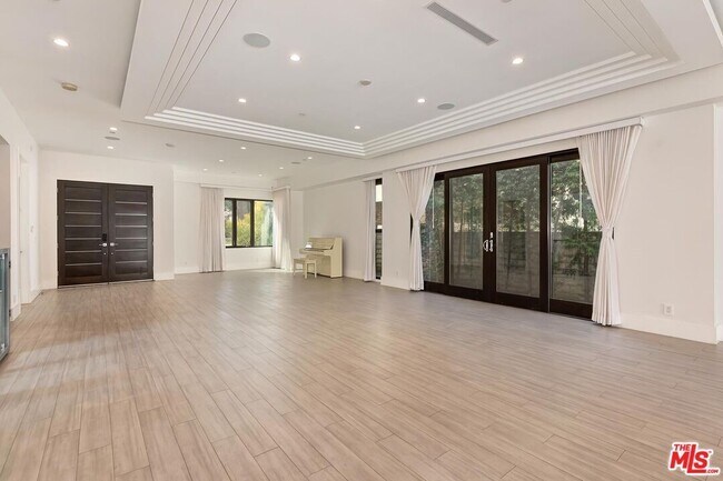 Building Photo - 312 S Palm Dr