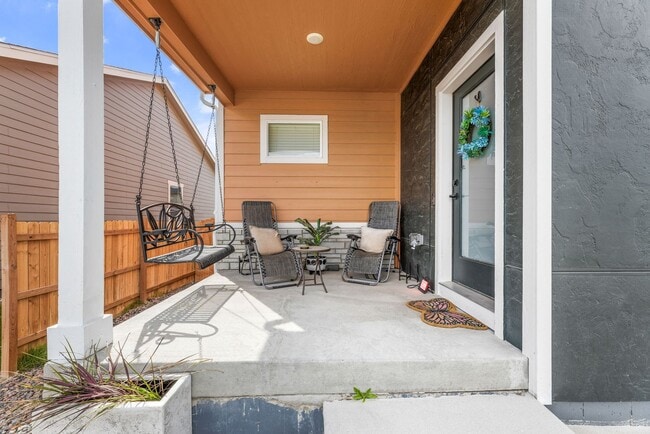 Building Photo - Modern 3 Bed/2.5 Bath home