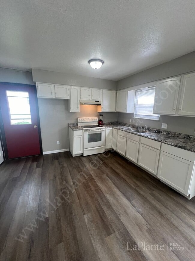 Building Photo - Welcome home to this 3 bed, 1.5 bath home ...