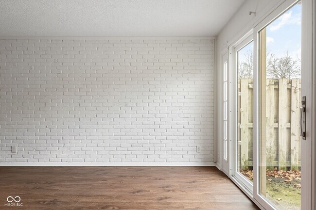 Foto del edificio - 7488 Countrybrook Dr